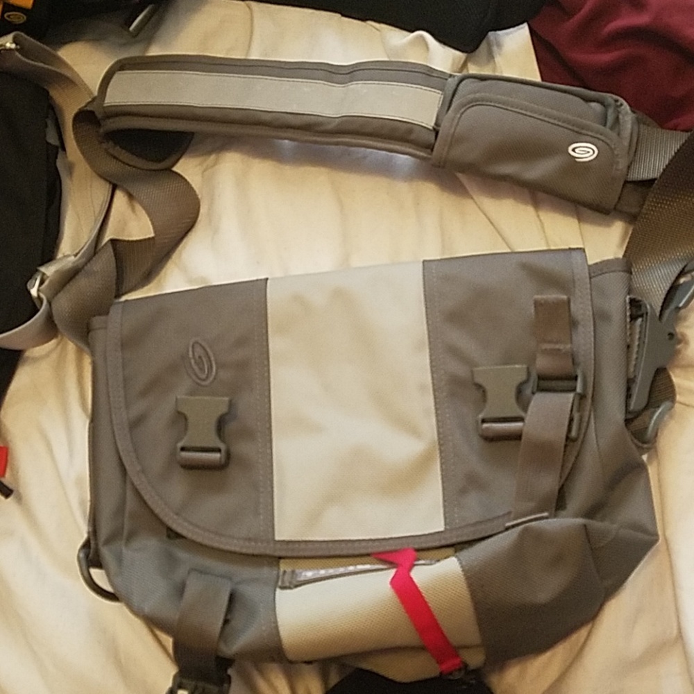 Small gray & tan Timbuk2 messenger pack